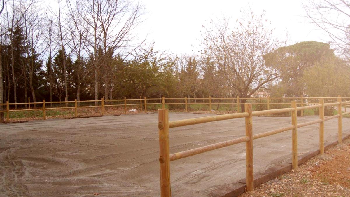 Réalisation d'un boulodrome avec des barrières en piquets bois