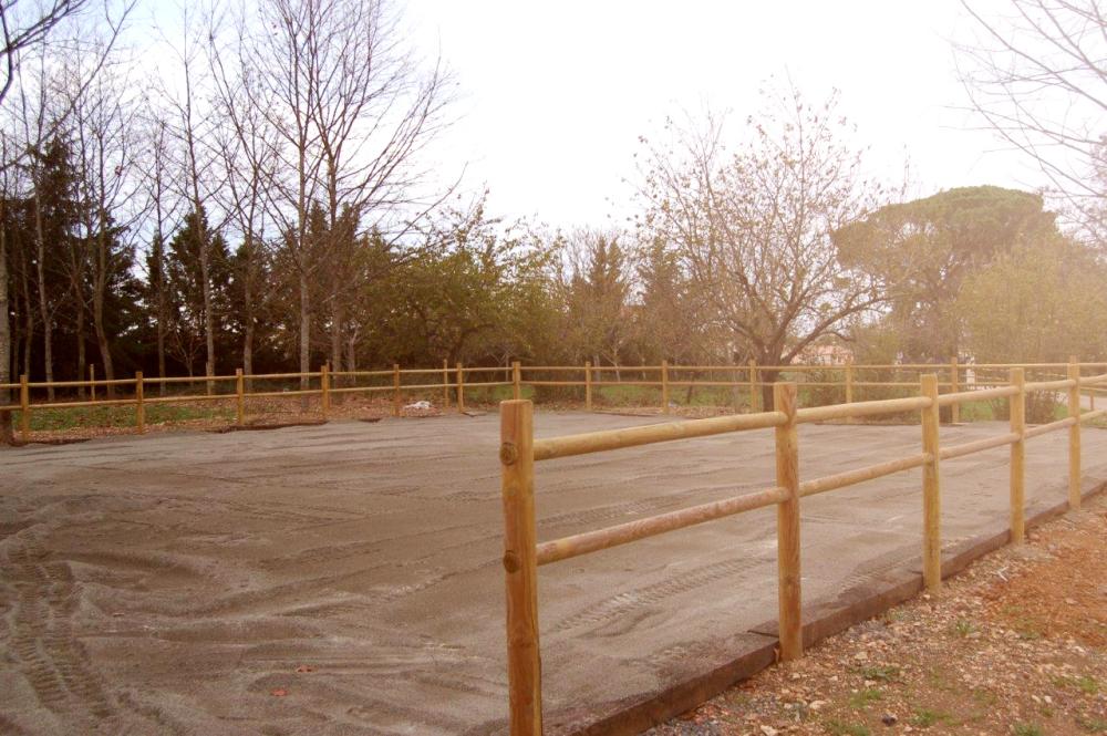 Réalisation d'un boulodrome avec des barrières en piquets bois